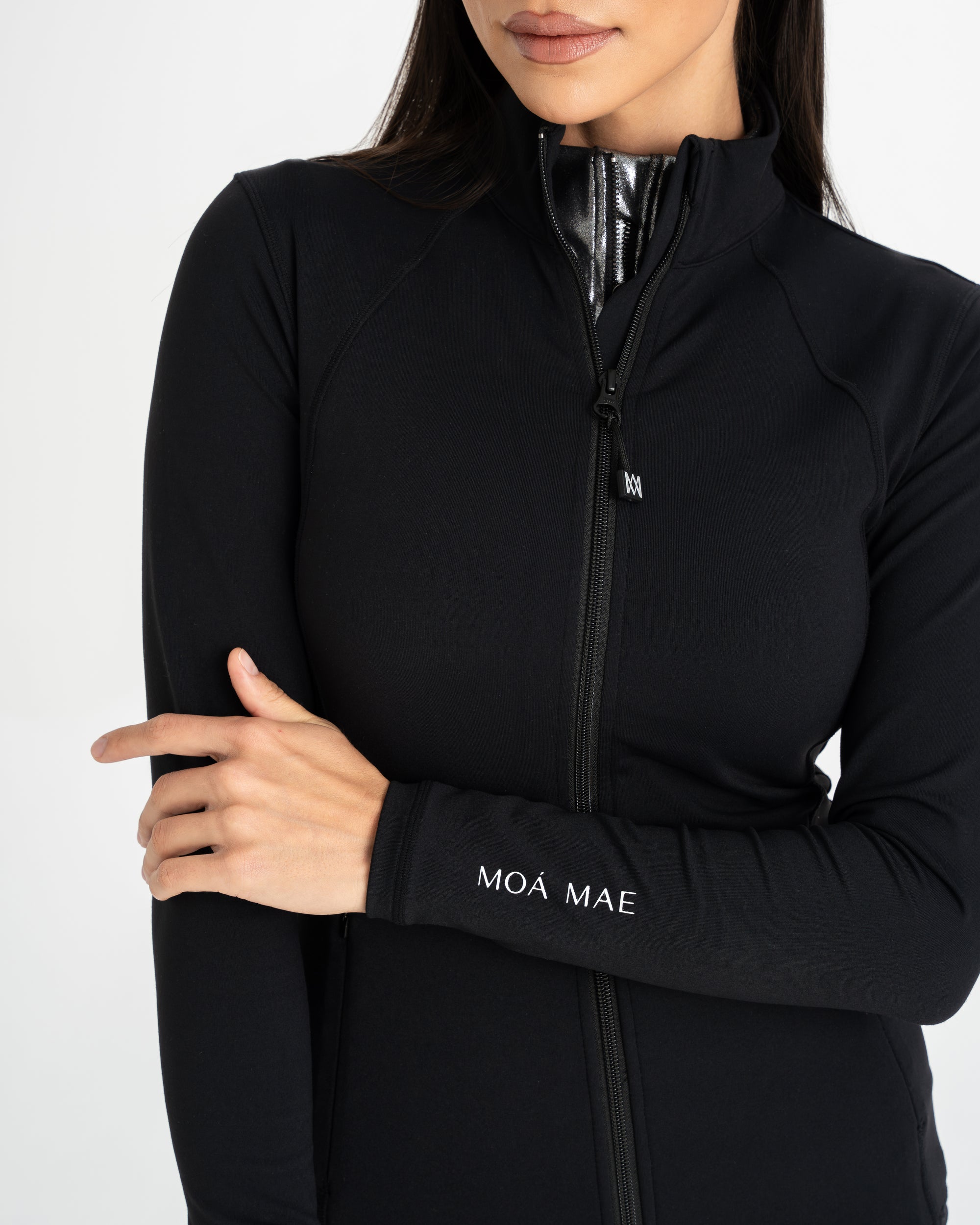 Moá Mae women activewear jacket black closeup